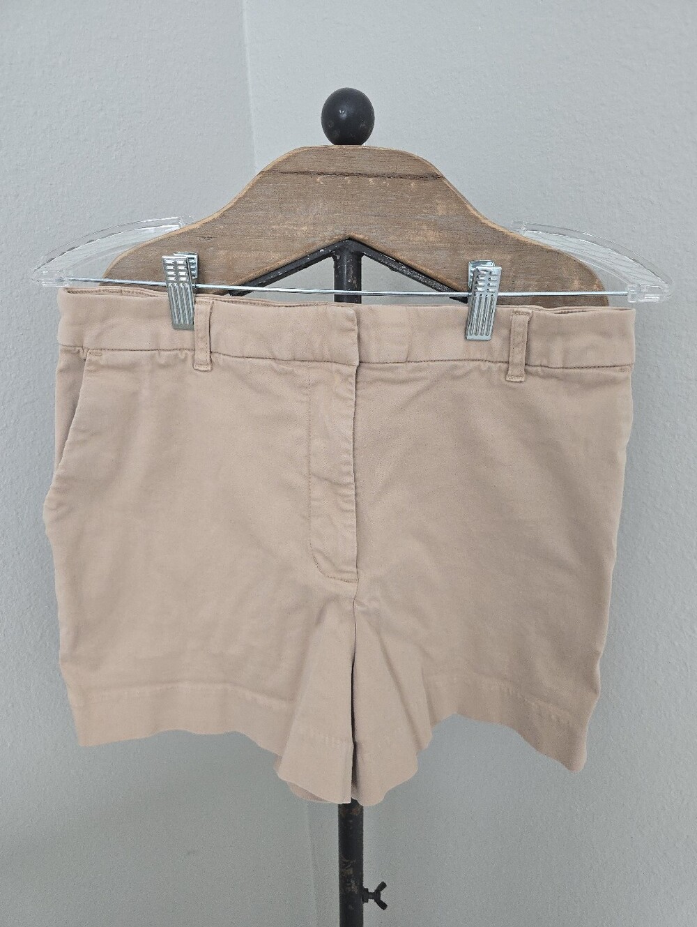 Express Classic Women's Beige Shorts — Tailored Pull-On Style Editor Size 6
